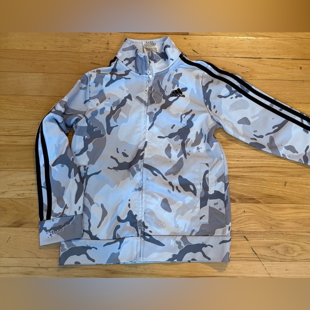 Kids size 6‎ Adidas camo zip up sweatshirt